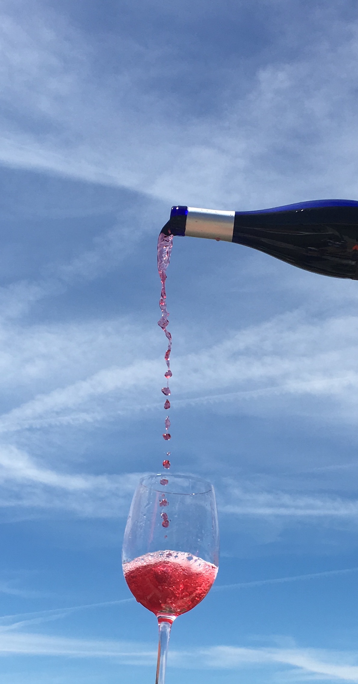 Cárdaba rosado vino cae botella