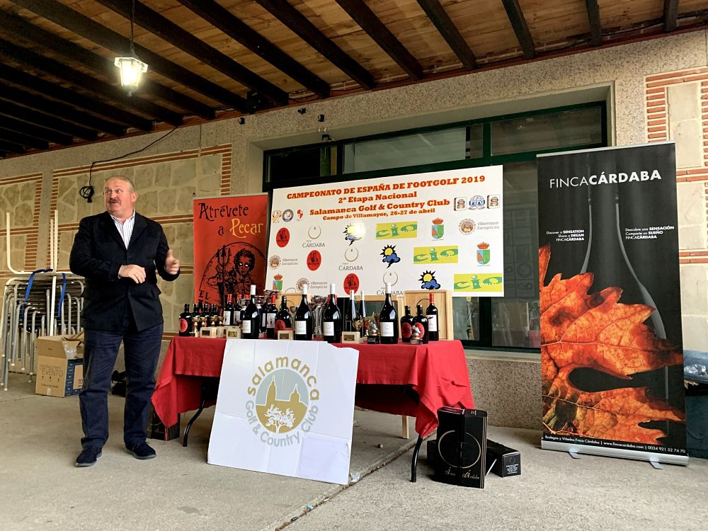El director del campo, señor Patiño.